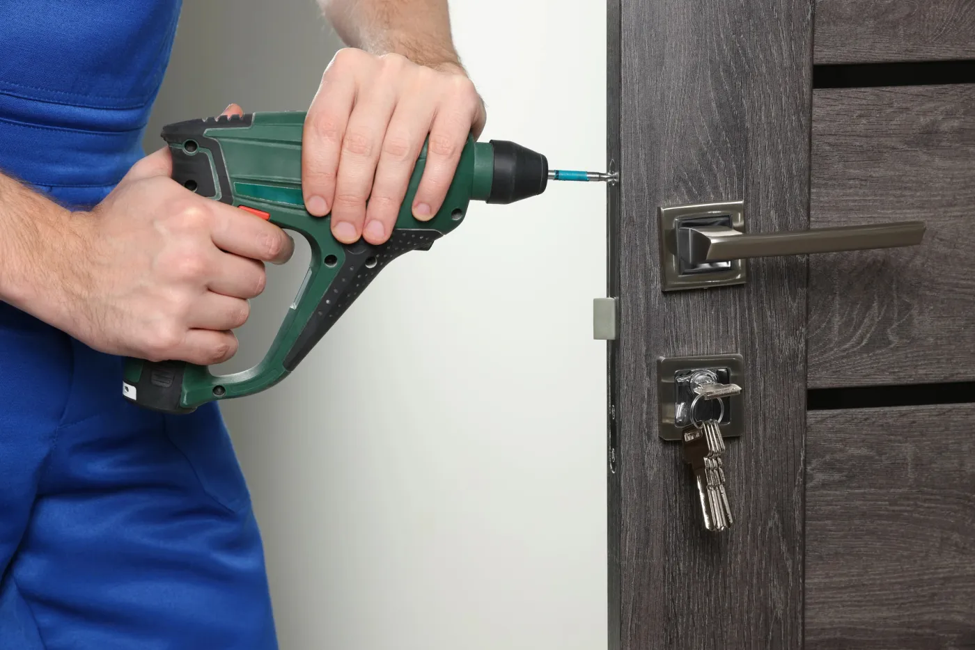 Serrure de sûreté vissée sur une porte de résidence à La Celle-Saint-Cloud